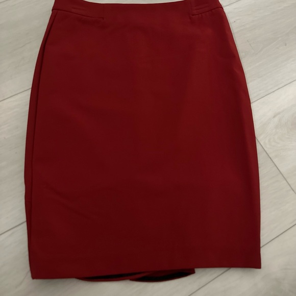 EUC ZARA Woman red skirt with back bottom ruffle detail - Picture 4 of 4